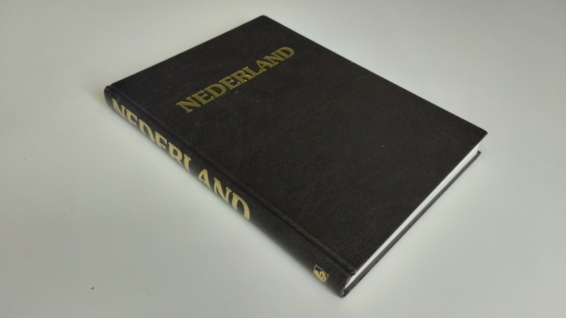 Tweedehands boek: Nederland / The Netherlands / Die Niederlande / Les Pays-Bas / Holanda van auteur Diverse auteurs - In goede staat. Nederlandstalige kunstleren hardcover zonder stofomslag. Geringe gebruikssporen aan de kaft. Pagina's netjes, onbeschreven en stevig in de binding
