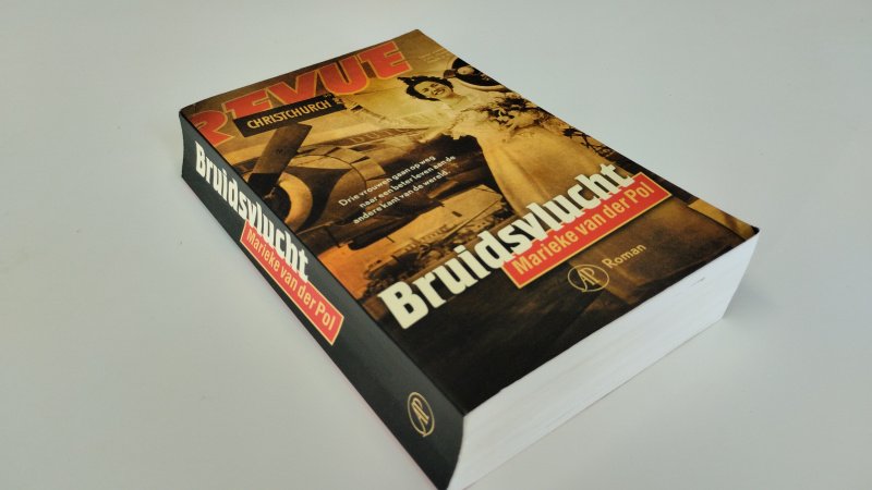 Tweedehands boek: Bruidsvlucht van auteur Marieke van de Pol - In goede staat. Nederlandstalige paperback. Gelezen. Gebruikssporen aan de kaft (hol ruggeltje en de hoeken). Pagina's netjes en onbeschreven