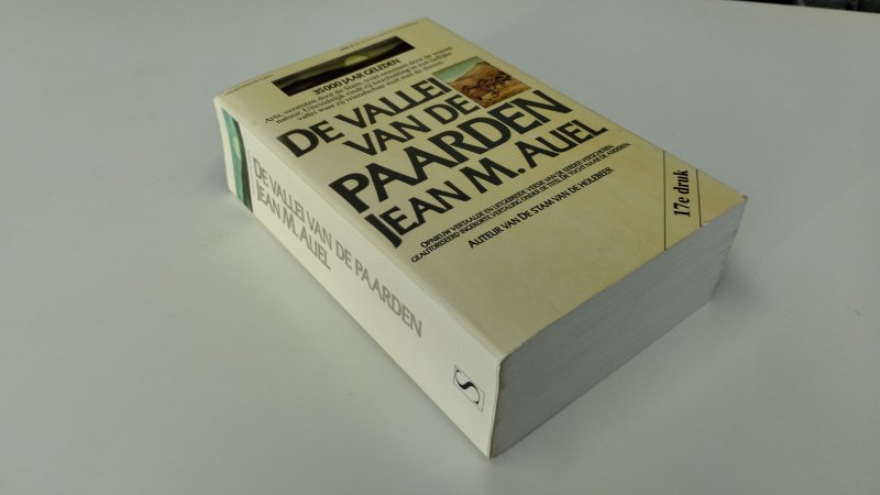 Tweedehands boek: De vallei van de paarden van auteur Jean M. Auel - In goede staat. Nederlandstalige paperback. Lichte gebruikssporen aan de kaft, licht holle rug. Pagina's netjes en onbeschreven. Stevig in de binding