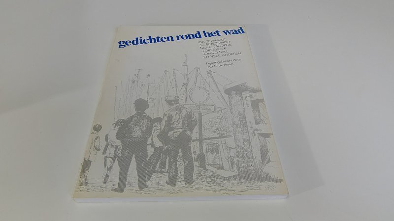 Tweedehands boek: Gedichten rond het Wad van auteur samengesteld door Ad. C. de Haan - Paperback met rechte rug zonder leesvouwen. Lichte verkleuring kaft. Minimale gebruikerssporen puntjes kaft. Ex-libris reliëf stempeltjes voorin, verder onbeschreven en netjes.