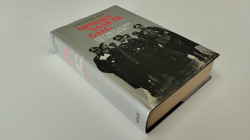 Tweedehands boek: Opmars naar de galg, het proces van Neurenberg van auteur J.J. Heydecker - In goede tot zeer goede staat. Nederlandstalige hardcover met stofomslag. Lichte gebruikssporen aan de kaft. rechte rug. Pagina's zijn verkleurd door het soort papier, maar netjes, onbeschreven en stevig in de binding