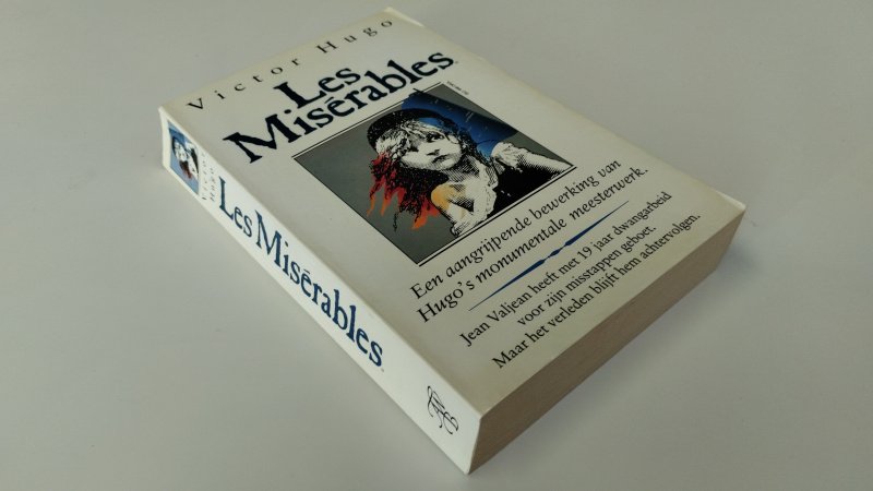 Tweedehands boek: Les Miserables van auteur Victor Hugo - In goede staat. Nederlandstalige paperback. Licht scheve rug. Pagina's netjes en onbeschreven en stevig in de binding