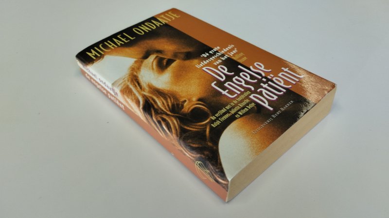 Tweedehands boek: De Engelse patiënt van auteur Philip Michael Ondaatje, Jos den Bekker - In goede staat. Nedrlandstalige softcover met lichte gebruikssporen aan de kaft, rechte rug. Pagina's netjes, onbeschreven en stevig in de binding.