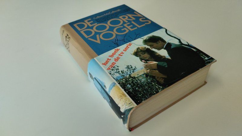 Tweedehands boek: De doornvogels van auteur Colleen McCullough - In goede staat. Nedelandstalige gebonden softcover (gekartoneerd) met buikbandje. Lichte gebruikssporen aan de kaft. Leesvouw in de rug.  Pagina's netjes, onbeschreven en stevig in de binding