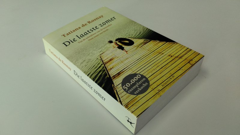 Tweedehands boek: Die laatste zomer van auteur Tatiana de Rosnay - In zeer goede staat. Nederlandstalige softcover met flappen. Minimale gebruikerssporen aan de kaft. Pagina's netjes, onbeschreven en stevig in de binding