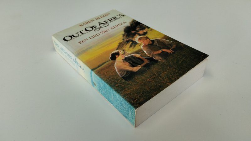 Tweedehands boek: Out of Africa van auteur Karen Blixen - In goede staat. Nederlandstalige softcover. Lichte gebruikssporen aan de kaft (leesvouw in de rechte rug). Pagina's netjes, onbeschreven en stevig in de binding