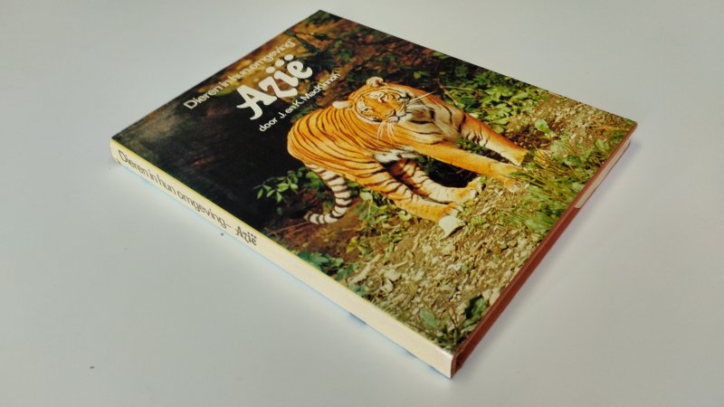 Tweedehands boek: Dieren in hum omgeving, Asia van auteur Bernard Stonehouse - In redelijke tot goede staat. Nederlandstalige hardcover met stofomslag. Lichte verkleuring en gebruikssporen aan de stofomslag. Pagina's het wit is licht verkleurt maar netjes, onbeschreven en stevig in de binding