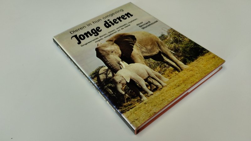 Tweedehands boek: Dieren in hun omgeving, Jonge dieren van auteur Bernard Stonehouse - In redelijke tot goede staat. Nederlandstalige hardcover met stofomslag.Zowel kaft als pagina's zijn licht verkleurd. Pagina's zijn netjes, onbeschreven en stevig in de binding