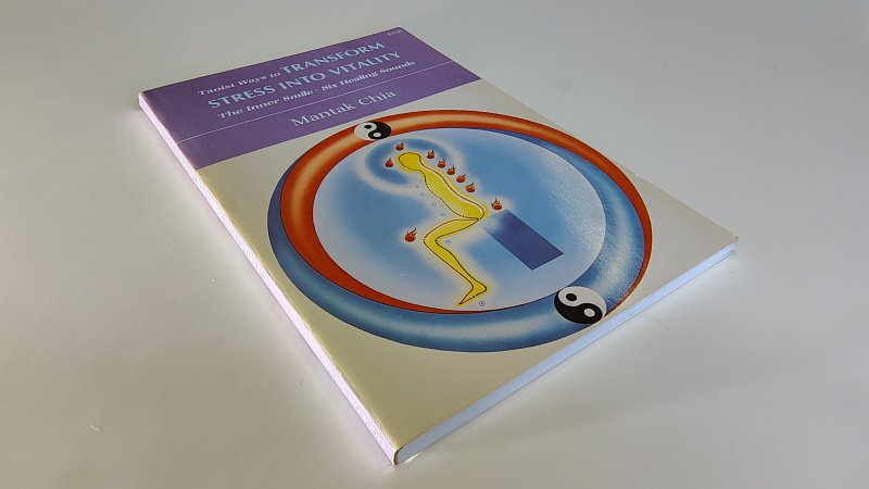 Tweedehands boek: Taoist Ways to Transform Stress Into Vitality van auteur Mantak Chia - Engelstalige paperback met rechte rug zonder leesvouwen. Verkleuring achterkant kaft, binnenwerk onbeschreven en netjes. Gebruikerssporen zijn minimaal.