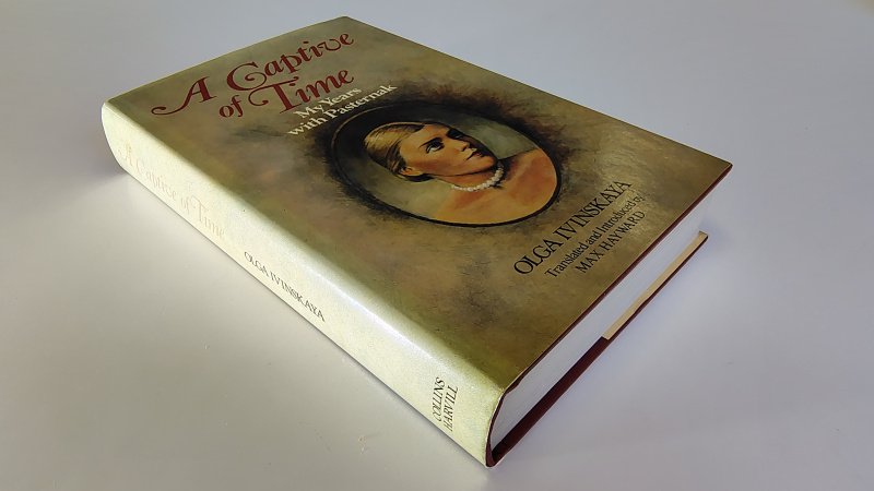 Tweedehands boek: A Captive of Time, my years with Paternak van auteur Ol'ga Ivinskaia - Engelstalige hardcover met stofomslag. Minimale gebruikerssporen in zeer goede staat. Bovenzijde snede roestvlekjes. Aantekening en ex-libris reliëf stempeltje voorin, verder onbeschreven en netjes.