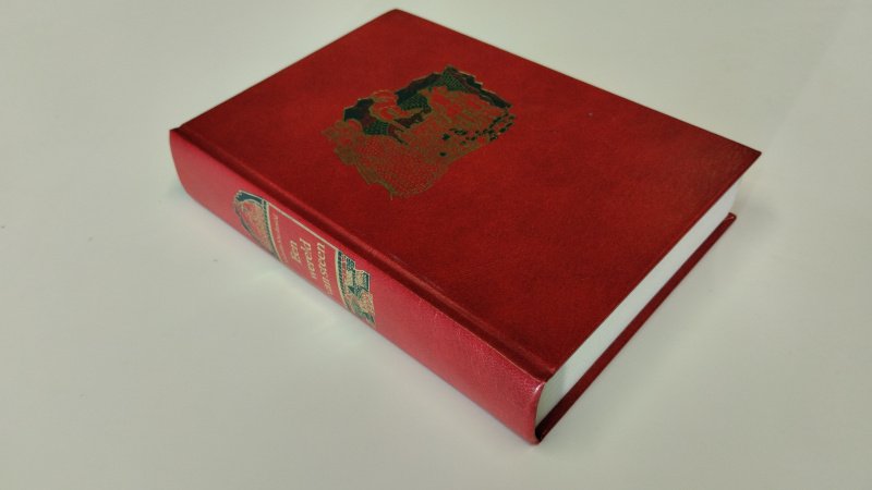 Tweedehands boek: Een wereld van steen van auteur Malcolm McDonald - In goede staat. Nederlandstalige hardcover, gebonden in rood kunstleer met goudopdruk. Lichte gebruiks- en ouderdomssporen zichtbaar. Naam op titelpagina geschreven. rest vd pagina's onbeschreven en stevig in de binding.