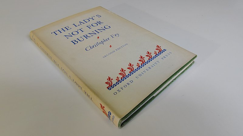Tweedehands boek: The Lady's Not for Burning van auteur Christopher Fry - Engelstalige hardcover met stofomslag. Omslag verkleurd langs de randen en rug. Groen linnen kaft met zilveropdruk goed. Naampje voorin, verder onbeschreven en zeer netjes.