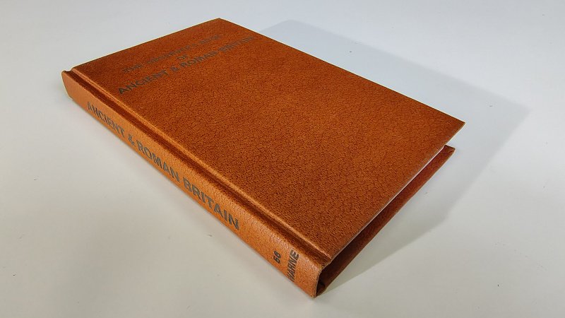 Tweedehands boek: The Observer's Book of Ancient and Roman Britain van auteur Harold Priestley - Engelstalige hardcover zonder omslag. Nummer 56 in de Observer's Pocket Series. Klein stootplekje bovenste puntje kaft. Schutbladen een enkele lichte veeg, verder onbeschreven en zeer netjes.