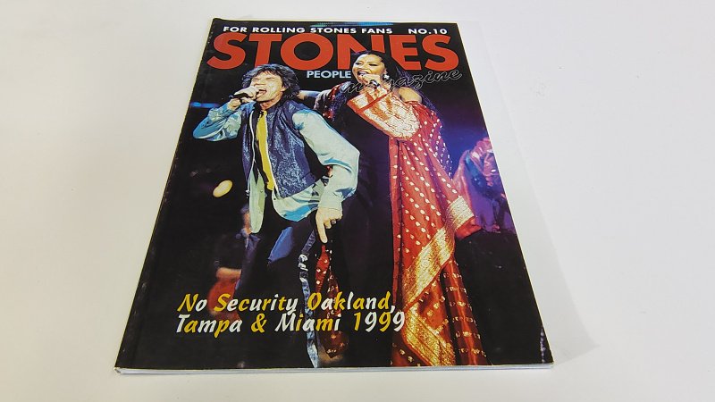 Tweedehands boek: Rolling Stones – Stones People Magazine No. 10 van auteur samengesteld Joscam International - Magazine verkeert in een goede, minimale  gebruikerssporen/randslijtage langs de cover aanwezig. Altijd netjes bewaard in een rookvrije omgeving.