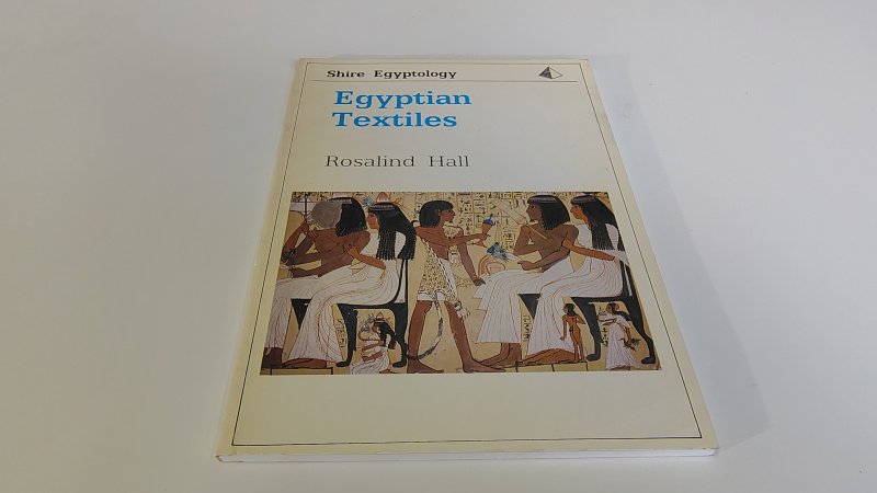 Tweedehands boek: Egyptian Textiles van auteur Rosalind Hall - Engelstalige paperback, kaft verkleurd. Binnenwerk onbeschreven en netjes.