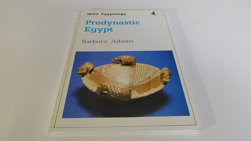 Tweedehands boek: Predynastic Egypt van auteur Barbara Adams - Engelstalige paperback, lichte verkleuring kaft en lichte gebruikerssporen puntjes kaft. Naam sticker voorin, verder onbeschreven en netjes.