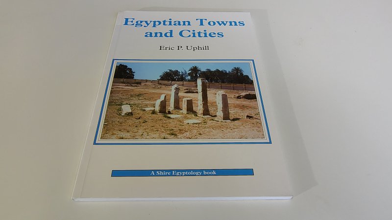 Tweedehands boek: Egyptian Towns and Cities van auteur Eric Uphill - Engelstalige paperback nog helder wit. Achterzijde kaft lichte vouw aan bovenzijde rugkant. Binnenwerk onbeschreven en netjes.