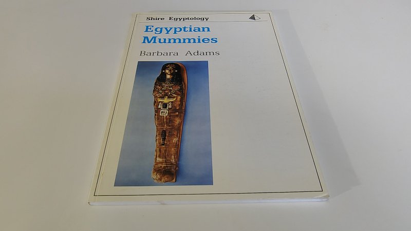 Tweedehands boek: Egyptian Mummies van auteur Barbara Adams - Engelstalige paperback met lichte verkleuring kaft en lichte gebruikerssporen puntjes kaft. Binnenwerk onbeschreven en netjes.