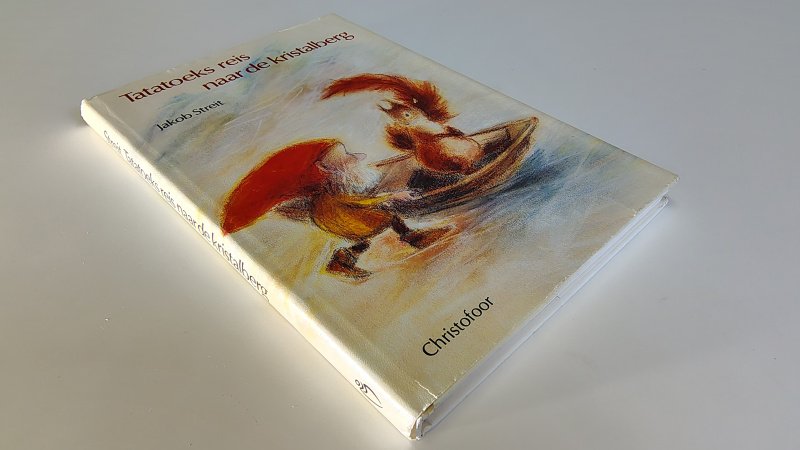 Tweedehands boek: Tatatoeks reis naar de kristalberg van auteur Jakob Streit - Hardcover met stofomslag. Lichte slijtage langs de randen omslag met 2 kleine inscheuringen aan de achterkant. Kaft goed, schutbladen lichte verkleuring, verder onbeschreven en zeer netjes.