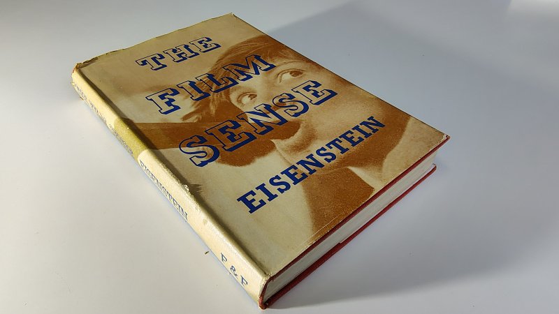 Tweedehands boek: The Film Sense van auteur Sergei Eisenstein - Engelstalige hardcover met stofomslag. Omslag versleten langs de randen en verkleurd. Schutbladen verkleuring. Ex-libris voorin, verder onbeschreven en netjes.