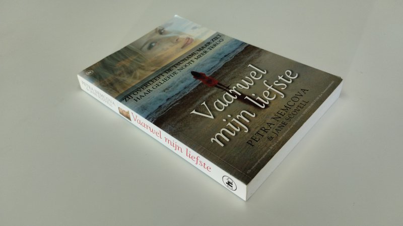 Tweedehands boek: Vaarwel mijn liefste, zij overleeft de tsunami, maar ziet haar geliefde nooit meer terug van auteur Petra Nemcova - In goede staat. nederlandstalige softcover. Lichte gebruikssporen aan de kaft, kleine leesvouw in de rechte rug. pagina's netjes en onbeschreven