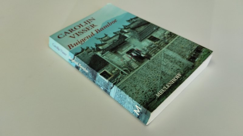 Tweedehands boek: Buigend bamboe van auteur Carolijn Visser - Gelezen, maar in goede staat. Nederlandstalige softcover. Scheef ruggetje en lichte gebruikssporen aan de kaft. Naam voorin geschreven. Rest van de pagina's onbeschreven en netjes.