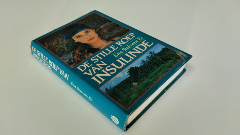 Tweedehands boek: De stille roep van Insulinde van auteur Ena Stok-van Es - In goede staat. Nederlandstalige hardcover met stofomslag. Lichte gebruikssporen aan de kaft. Pagina's netjes en onbeschreven.