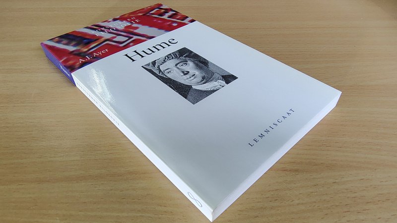 Tweedehands boek: Hume van auteur Alfred J. Ayer - Paperback met rechte rug zonder leesvouwen in zeer goede staat. Binnenwerk onbeschreven en netjes.