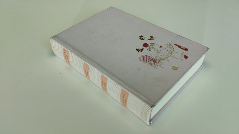 Tweedehands boek: Françoise Sagan Omnibus – Bonjour tristesse / Een verre glimlach / Houdt u van Brahms... van auteur Francoise Sagan - In goede staat. Nederlandstalige hardcover zonder stofomslag. De kaft heeft een paar vlekjes en lichte gebruikssporen m.n. aan de randen, rechte rug, pagina's netjes en onbeschreven.