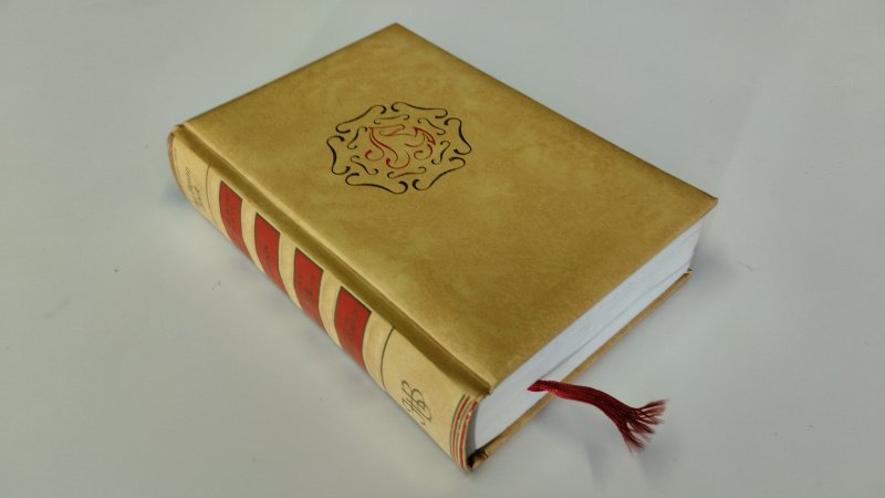 Tweedehands boek: Het Beste Boek – De vos, de hond en... de man / Papillon / Keerpunt in een jongensleven / De spionne met het hoedje van auteur Diverse auteurs - In goede staat. Nederlandstalige kunstlederen hardcover zonder stofomslag met leeslint. Pagina's netjes en  onbeschreven, rechte rug. Zeer net boek