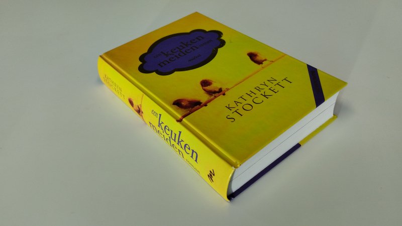Tweedehands boek: Een keukenmeiden roman van auteur Kathryn Stockett - In goede staat. Nederlandstalige hardcover. Licht scheef ruggetje en lichte gebruikssporen aan de kaft. Binnenwerk boek netjes en onbeschreven.