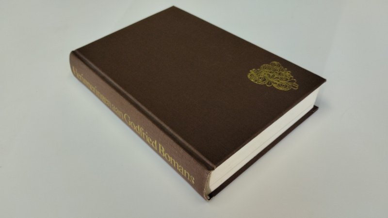 Tweedehands boek: Herinneringen aan Godfried Bomans van auteur Michel van der Plas - In goede staat. Nederlandstalige hardcover zonder stofomslag, minimale gebruikerssporen aan de kaft. Vlekjes schutblad, rest van de pagina's netjes en onbeschreven. Licht scheef ruggetje
