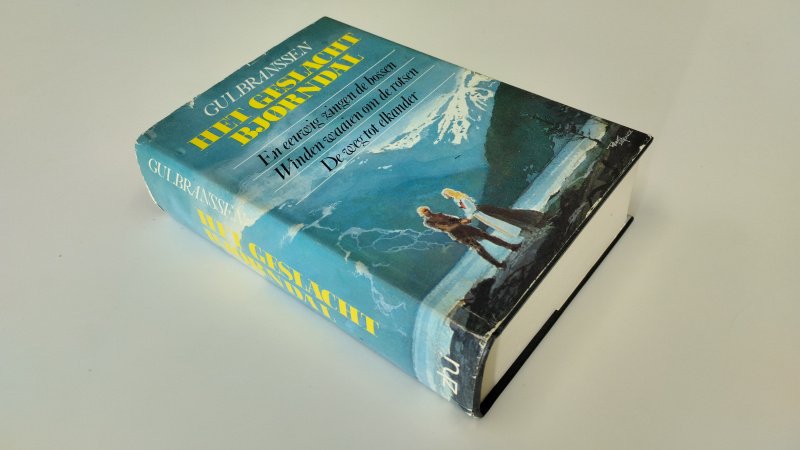 Tweedehands boek: Het geslacht Bjørndal van auteur Trygve Gulbranssen - In goede staat. Nederlandstalige hardcover met stofomslag. De stofomslag vertoont gebruikssporen met name aan de hoeken en randen (kleine scheurtjes) Binnen werk van het boek is netjes en onbeschreven. Rechte rug