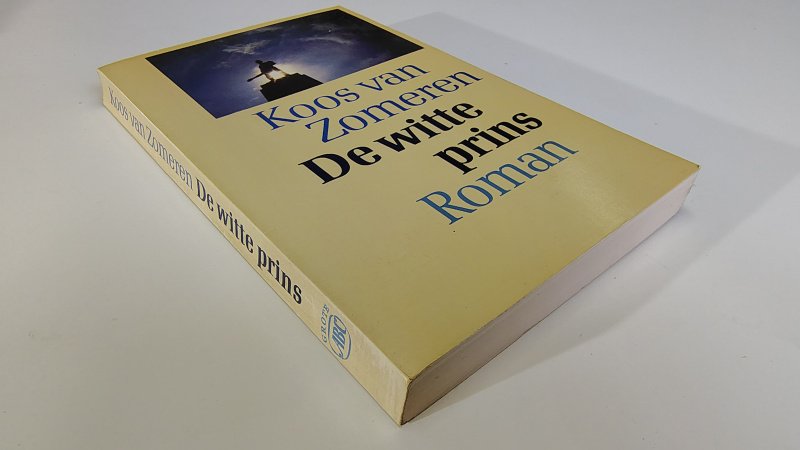 Tweedehands boek: De witte prins van auteur Koos van Zomeren - Grote ABC 495 paperback met licht scheef ruggetje en leesvouw. Lichte verkleuring en gebruikerssporen kaft, ex-libris reliëf stempeltje voorin, verder onbeschreven en netjes.