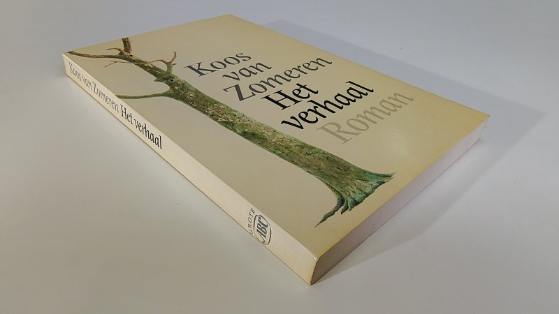 Tweedehands boek: Het verhaal van auteur Koos van Zomeren - Paperback met rechte rug en lichte leesvouwen. Ex-libris reliëf stempeltje voorin, binnenwerk onbeschreven en netjes. In uitstekende staat.