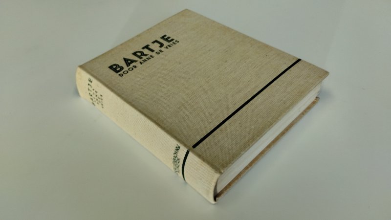 Tweedehands boek: Bartje van auteur Anne de Vries - In goede staat. Nederlandstalige linnengebonden hardcover. Lichte gebruikssporen aan de kaft. Pagina's netjes en onbeschreven