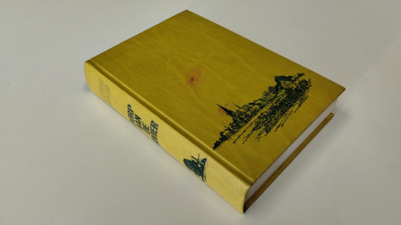 Tweedehands boek: De nacht dat Cairo brandde van auteur joan Vatsekq - In goede staat. Nederlandstalige hardcover zonder stofomslag. Achterkant kaft is vlekkerig. Licht scheef ruggetje. Naam op titelpagina geschreven, rest van de pagina's netjes en onbeschreven.