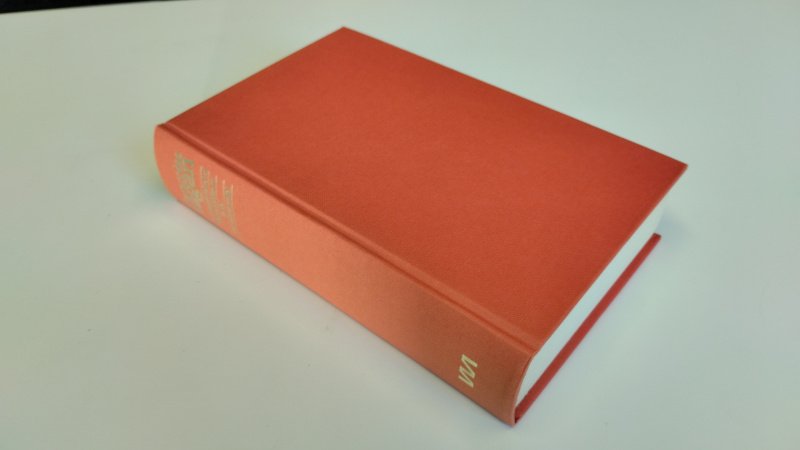 Tweedehands boek: Het onopgemaakte bed van auteur Françoise Sagan - In goede staat. Nederlandstalige gebonden hardcover zonder stofomslag. De rechte rug is iets verkleurd. Pagina's verkleurd door het soort papier, netjes en onbeschreven.