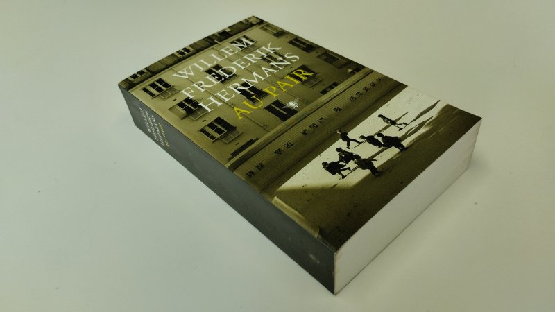 Tweedehands boek: Au pair van auteur Willem Frederik Hermans - In goede staat. Nederlandstalige softcover. Rechte rug, lichte gebruikssporen aan de kaft. Pagina's netjes en onbeschreven