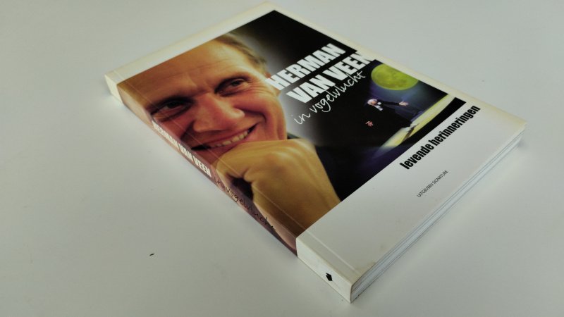 Tweedehands boek: In vogelvlucht van auteur Herman van Veen - In goede staat. nederlandstalige softcover. De kaft is iets verkleurd. Rechte rug. Pagina's netjes en onbeschreven en stevig in de binding