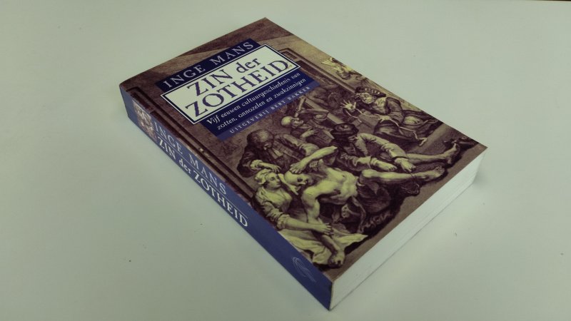 Tweedehands boek: Zin der zotheid van auteur Inge Mans - In zeer goede staat. Nederlandstalige softcover met rechte rug. Minimale gebruikssporen aan de kaft. Pagina's netjes, onbeschreven en stevig in de binding.