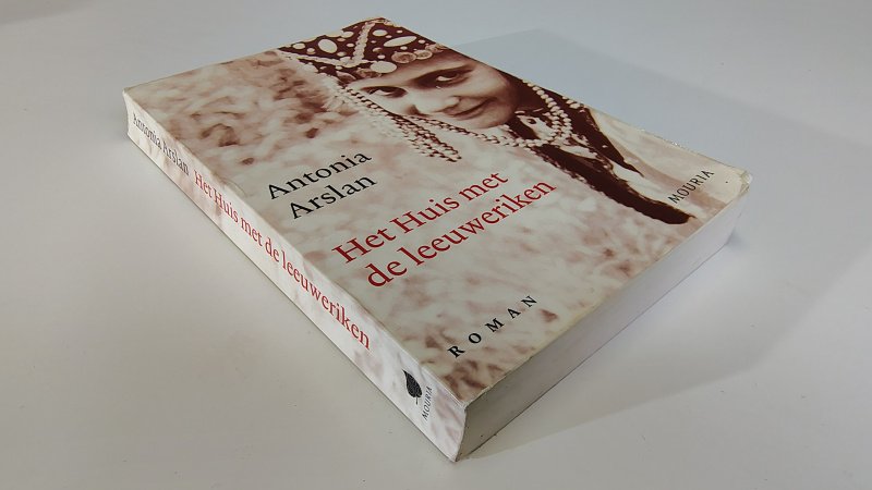 Tweedehands boek: Het huis met de leeuweriken van auteur Antonia Arslan - Paperback met licht hol ruggetje zonder leesvouwen. Lichte slijtage randen kaft. Ex-libris reliëf stempeltje voorin, verder onbeschreven en netjes.