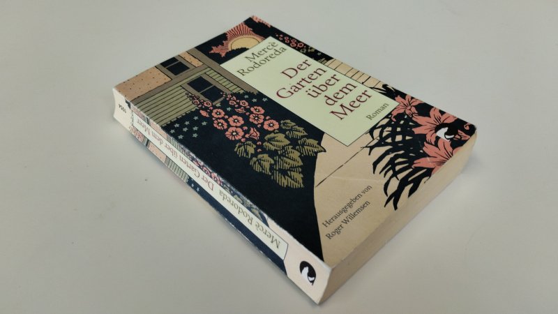 Tweedehands boek: Der Garten über dem Meer van auteur Mercè Rodoreda - In redelijke tot goede staat. Duitstalige softcover. Scheeft rugget, lichte gebruikerssporen aan de hoeken en randen. Pagina's netjes, onbeschreven en stevig in de binding