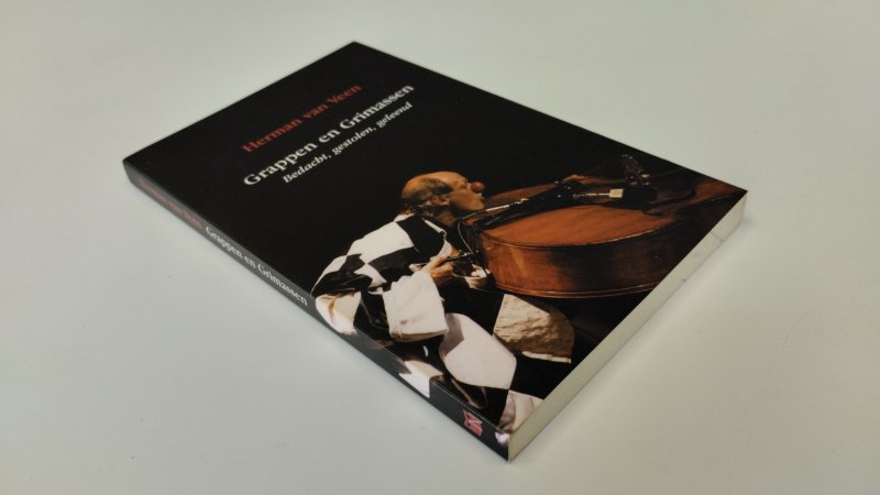 Tweedehands boek: Grappen en grimassen (bedacht, gestolen, geleend) van auteur Herman van Veen - In zeer goede staat. Nederlandstalige softcover. Minimale gebruikssporen aan de kaft. Pagina's netjes, onbeschreven en stevig in de binding