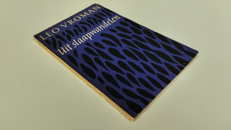 Tweedehands boek: Uit slaapwandelen van auteur Leo Vroman - In redelijke staat. Nederlandstalige softcover met gebruikssporen en verkleuring aan de kaft. Datum geschreven en Ex Libris relief stempel op schutblad. Pagina's netjes, onbeschreven en stevig in de binding.