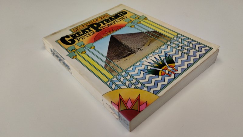 Tweedehands boek: Secrets of the Great Pyramid van auteur Peter Tompkins, Livio Catullo Stecchini - In redelijke staat. Engelstalige softcover. De kaft is verkleurd en vertoont gebruikerssporen. De pagina's zijn licht verkleurd, maar onbeschreven, netjes en stevig in de binding