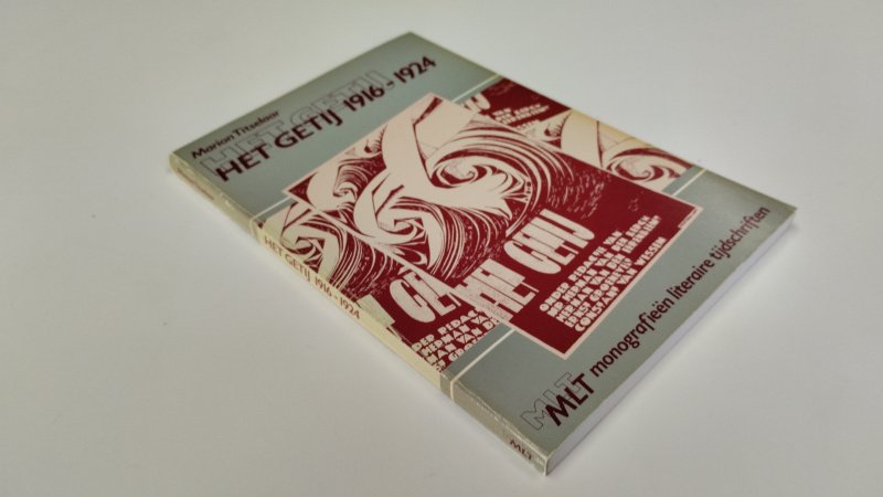 Tweedehands boek: Het Getij, 1916-1924 van auteur Marion Titselaar - In goede staat. Nederlandstalige softcover. Verkleuring en lichte gebruikssporen aan de kaft. Ex Libris reliefstempel voorin. Het wit van de pagina's is verkleurd, maar netjes, onbeschreven en stevig in de binding