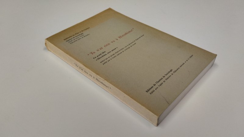 Tweedehands boek: Tu n'as rien vu à Hiroshima ! – Un grand film: Hiroshima, mon amour van auteur Raymond Ravar (red.) / diverse auteurs - In redelijke staat. Franstalige paperback. Verkleuring en gebruikssporen aan de kaft. Boek zit niet stevig in de binding.Ex Libris plakaat voorin. Pagina's daarentegen zijn netjes, onbeschreven.