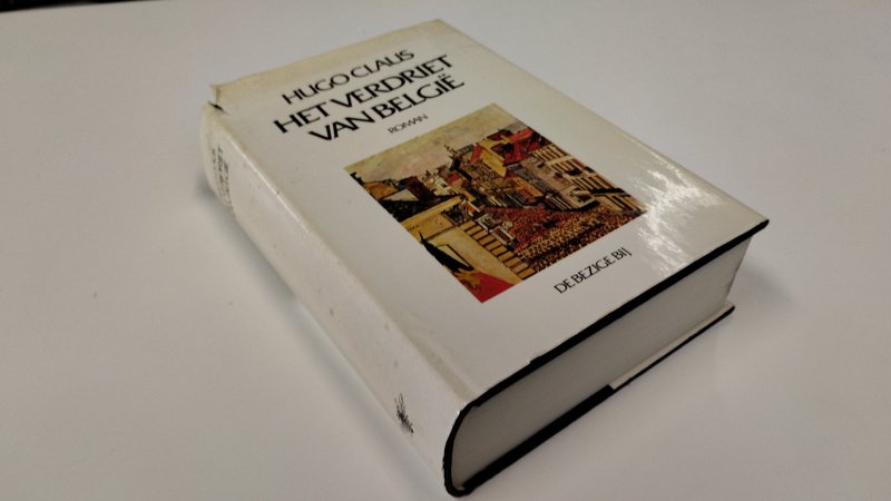 Tweedehands boek: Het verdriet van België van auteur Hugo Claus - In redelijke staat. Nederlandstalige hardcover met stofomslag. De kaft is verkleurd en er zijn gebruikssporen duidelijk waar nemen (scheurtjes) Ex Libris reliefstempel voorin. Pagina's netjes, onbeschreven en stevig in binding.