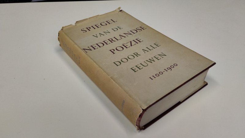 Tweedehands boek: Spiegel van de Nederlandse poezie door alle eeuwen 100-1900 van auteur Victor E. van Vriesland - In redelijke staat. Nederlanstalige hardcover met stofomslag. De stofomslag is verkleurd en vertoont duidelijke gebruikssporen. Ex Libris plakaat en geschreven boodschap voorin. Pagina's netjes en onbeschreven.